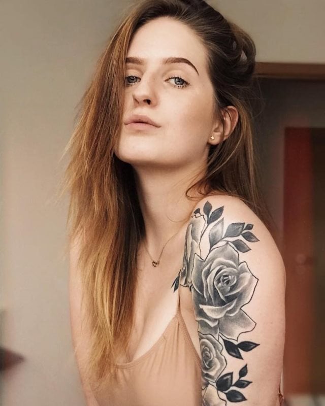 tattoo femenino con rosa 69