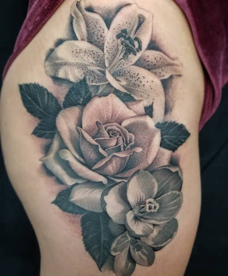 tattoo femenino con rosa 70