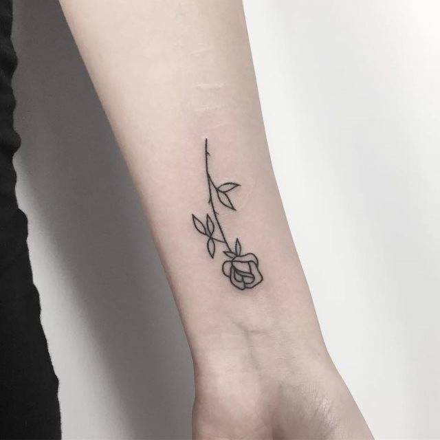 tattoo femenino con rosa 73