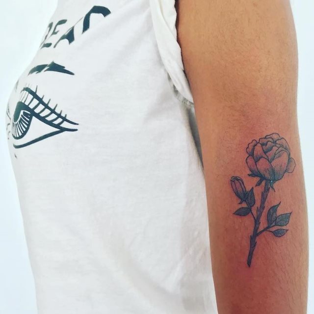 tattoo femenino con rosa 74
