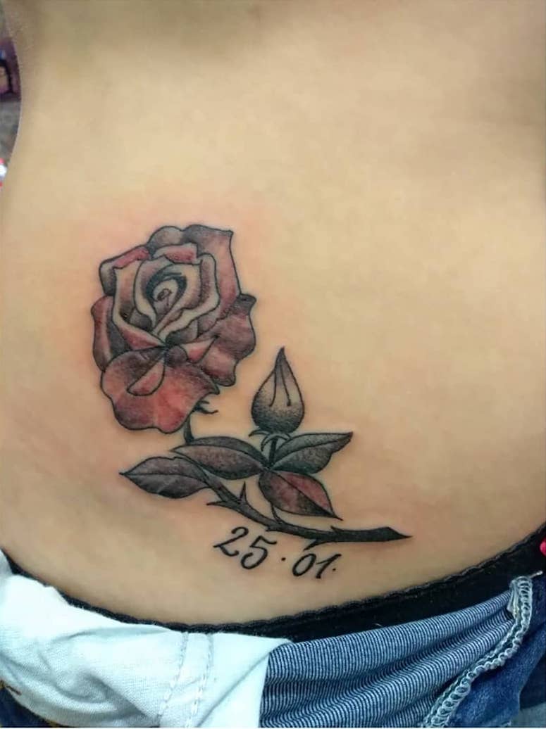 tattoo femenino con rosa 80