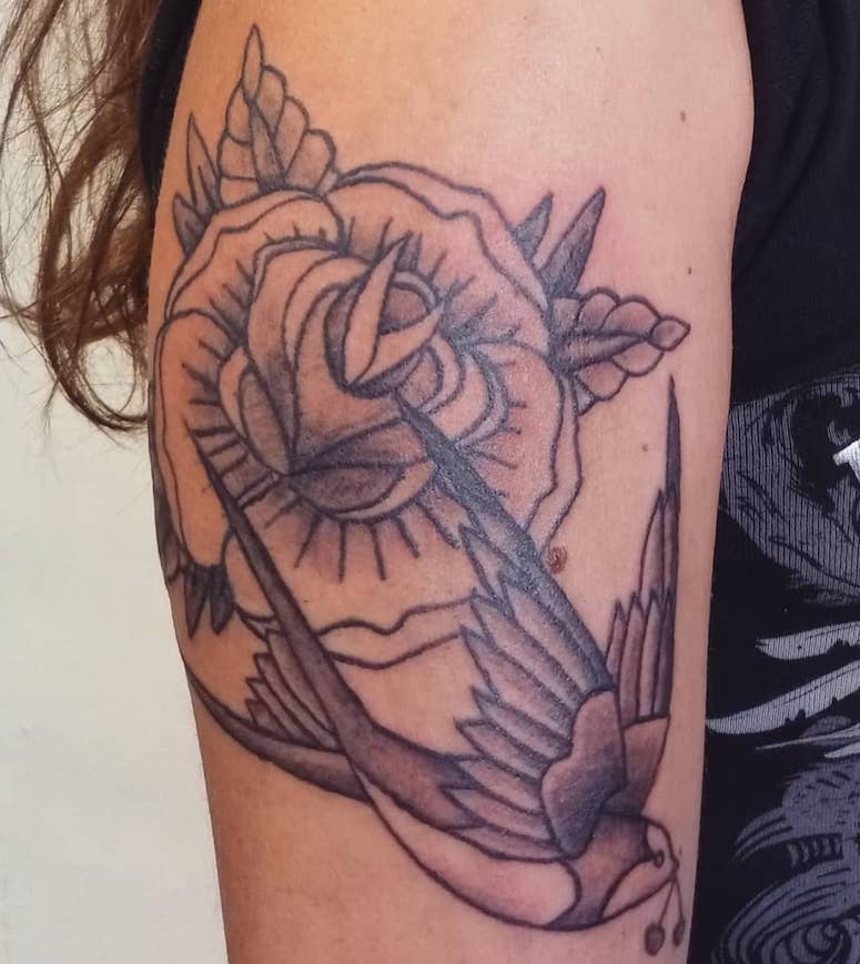 tattoo femenino con rosa 82