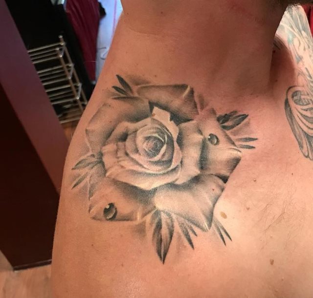 tattoo femenino con rosa 85