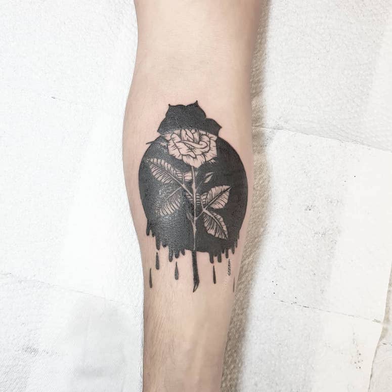 tattoo femenino con rosa 87