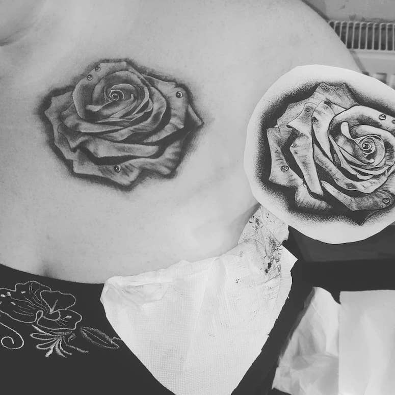 tattoo femenino con rosa 90