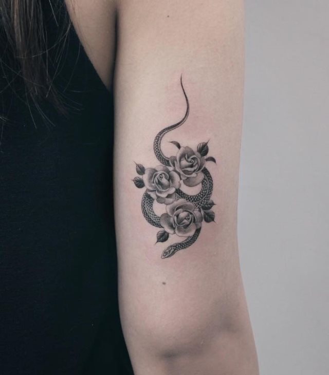 tattoo femenino con rosa 91