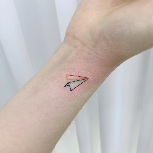 tattoo femenino con un avion 02