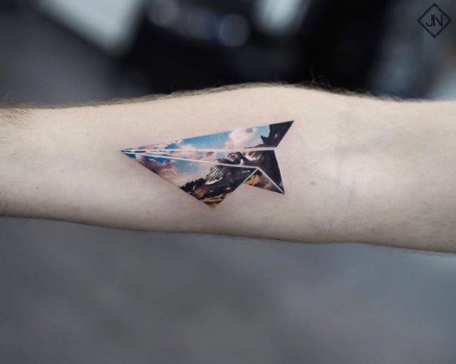 tattoo femenino con un avion 08