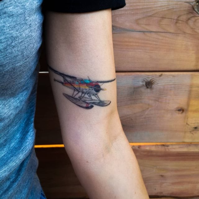 tattoo femenino con un avion 09