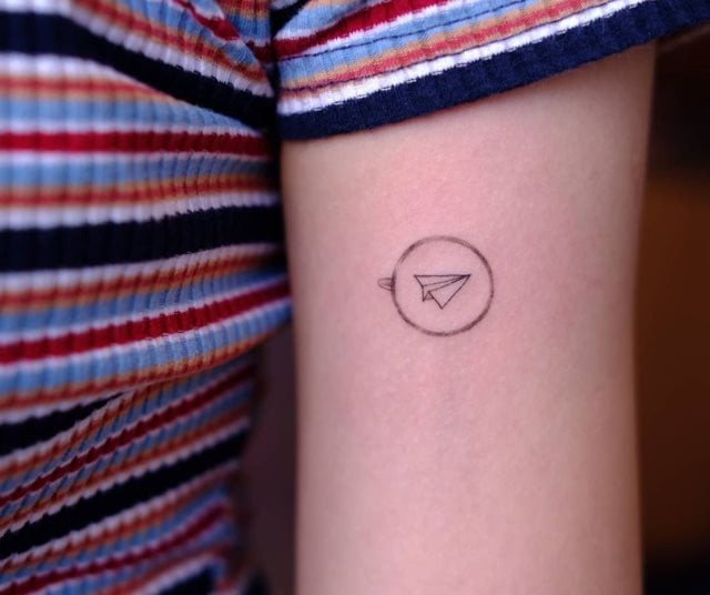 tattoo femenino con un avion 10