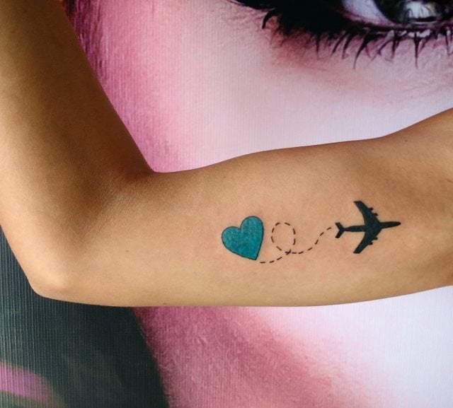tattoo femenino con un avion 12