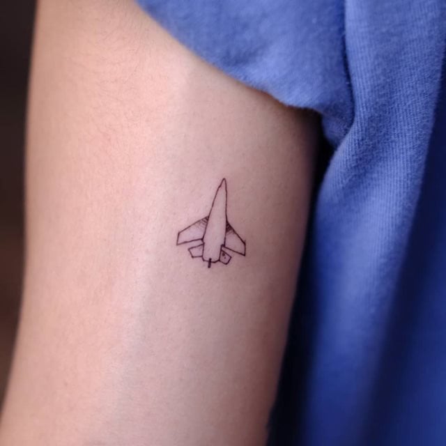 tattoo femenino con un avion 14