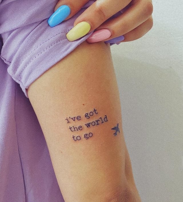 tattoo femenino con un avion 16