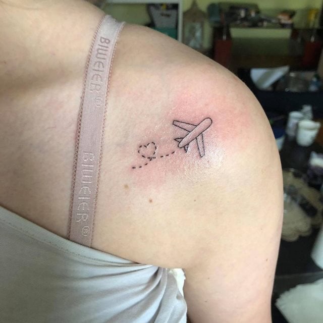 tattoo femenino con un avion 18