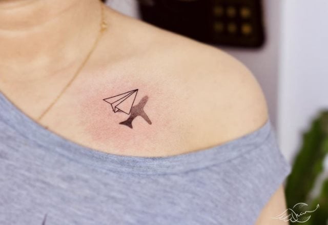 tattoo femenino con un avion 19