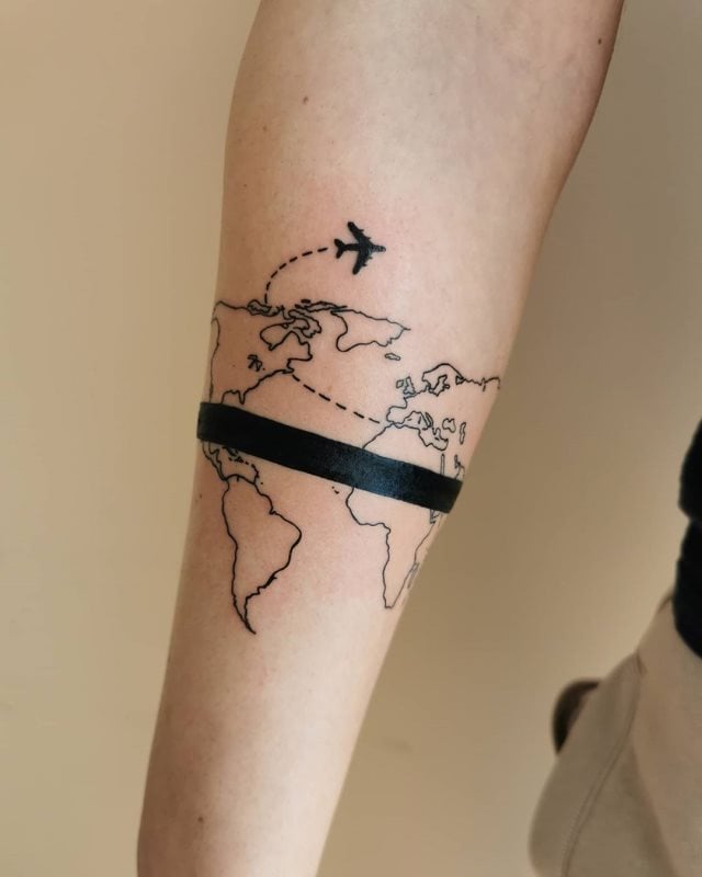tattoo femenino con un avion 20