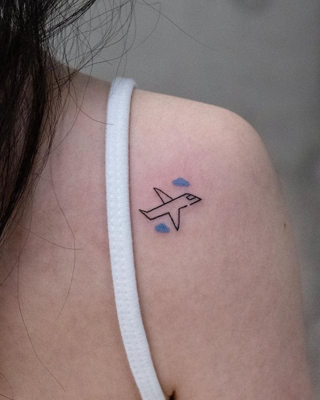 tattoo femenino con un avion 28