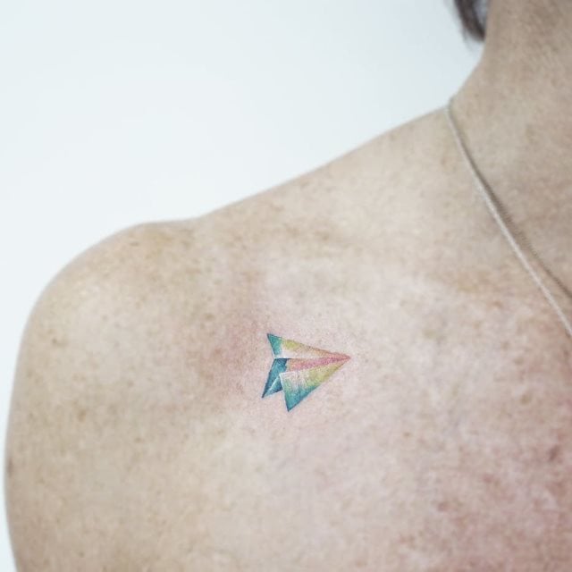 tattoo femenino con un avion 32