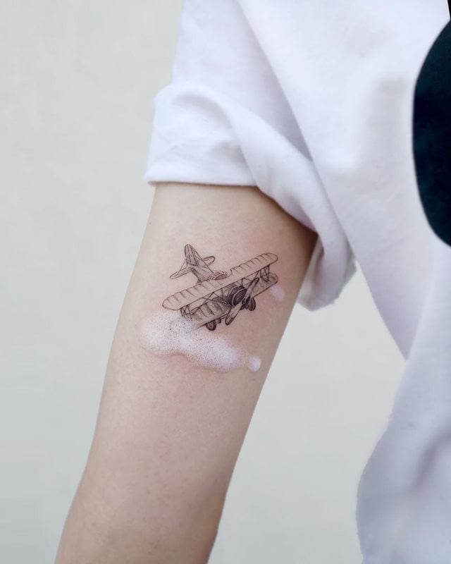 tattoo femenino con un avion 34