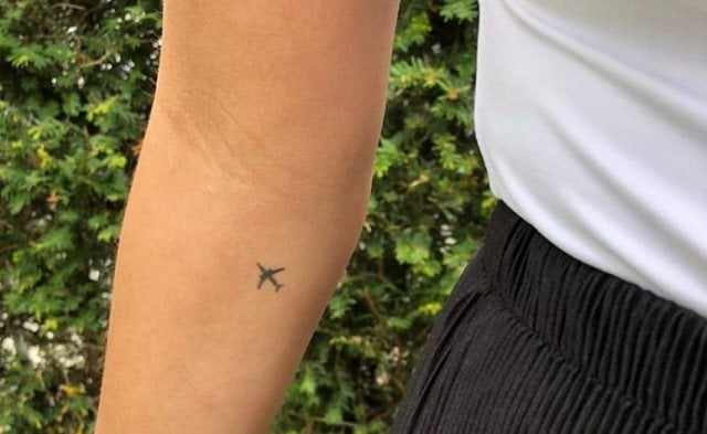 tattoo femenino con un avion 37