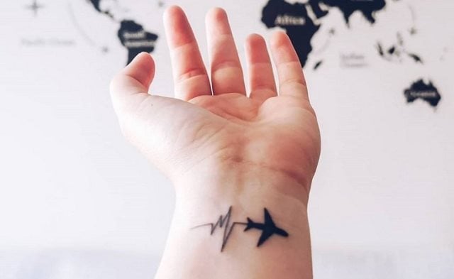 tattoo femenino con un avion 38