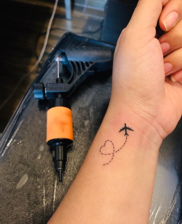 tattoo femenino con un avion 39