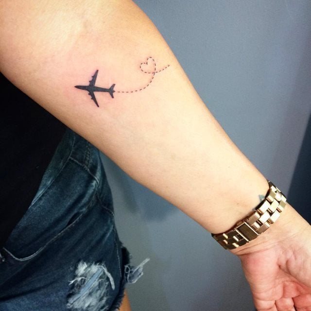 tattoo femenino con un avion 42