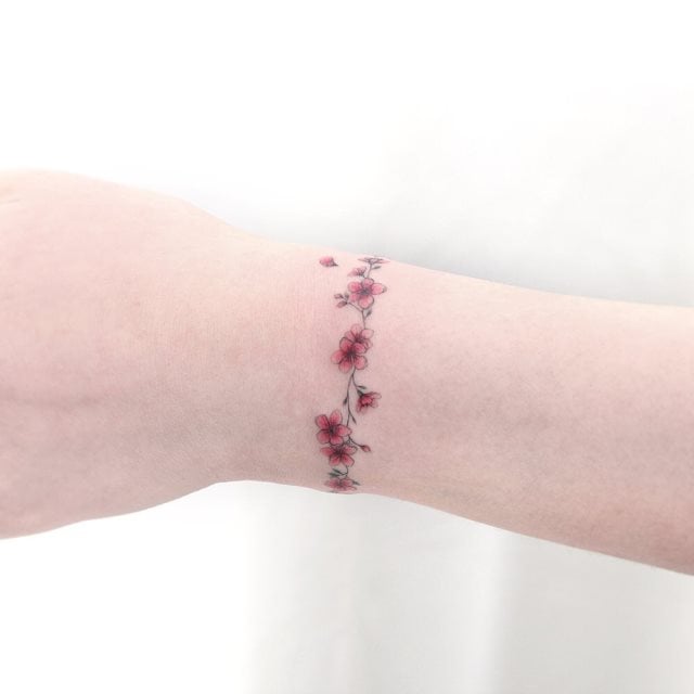 tattoo femenino de brazalete 13