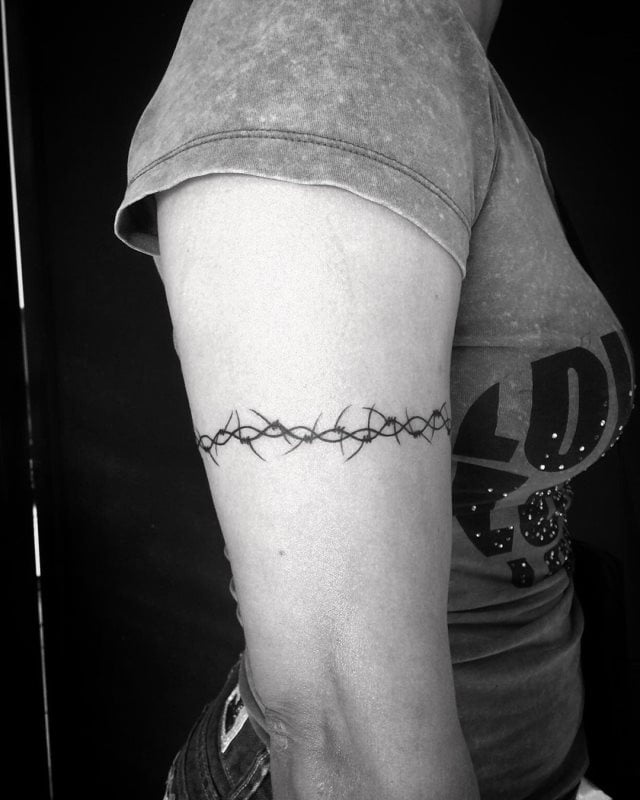 tattoo femenino de brazalete 25