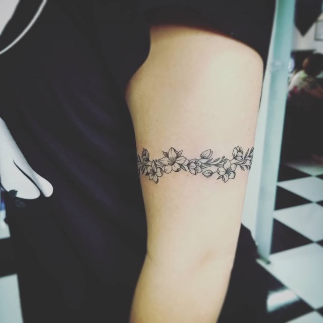 tattoo femenino de brazalete 27