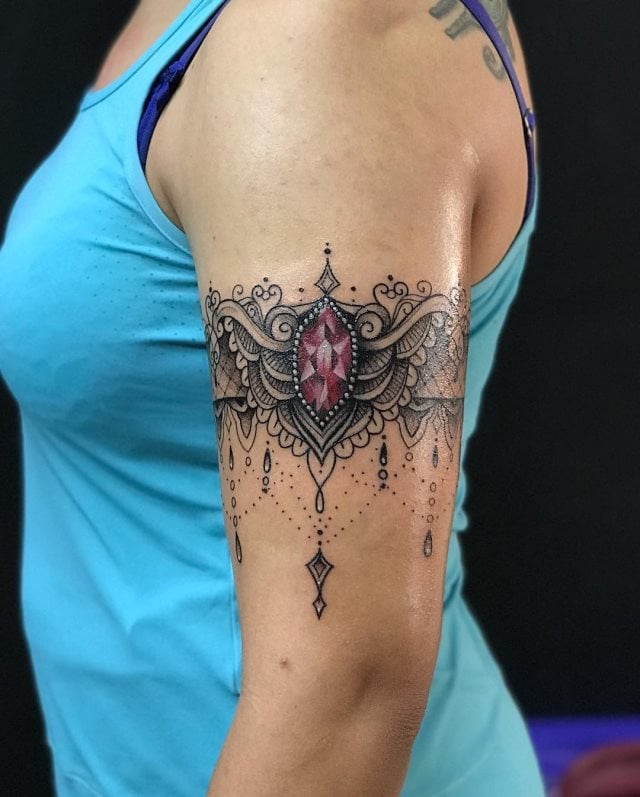 tattoo femenino de brazalete 37