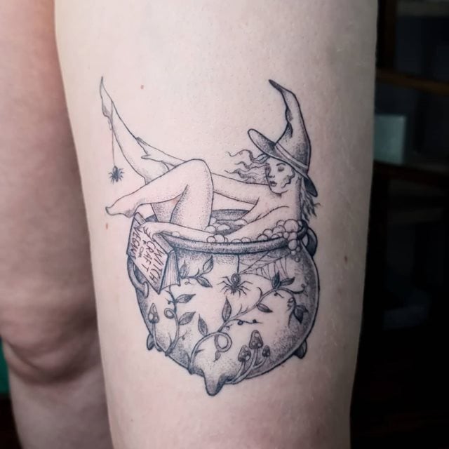 tattoo femenino de bruja 12