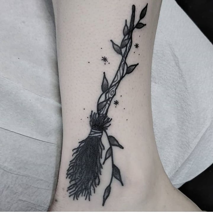 tattoo femenino de bruja 32