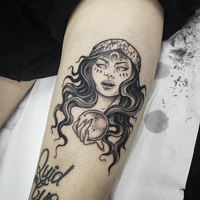 tattoo femenino de bruja 37