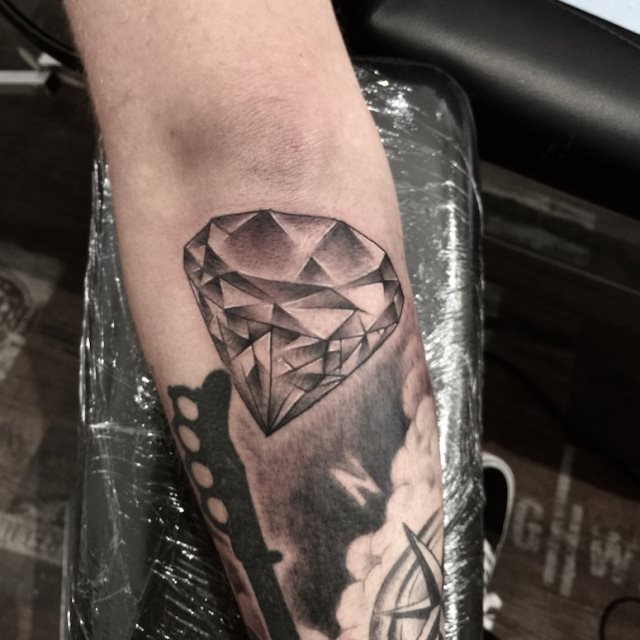 tattoo femenino de diamante 02