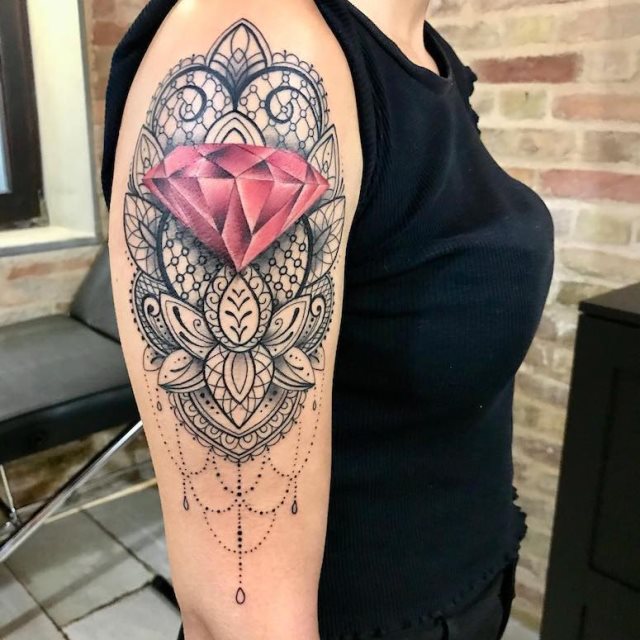 tattoo femenino de diamante 66