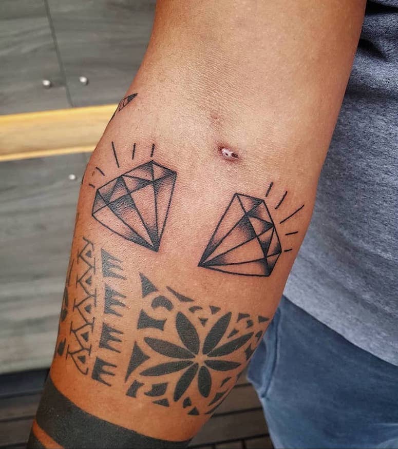 tattoo femenino de diamante 71
