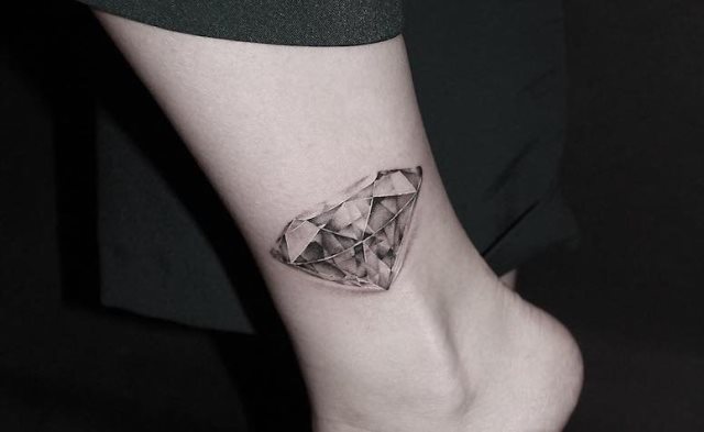 tattoo femenino de diamante 81