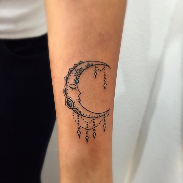 tattoo femenino de la luna 05