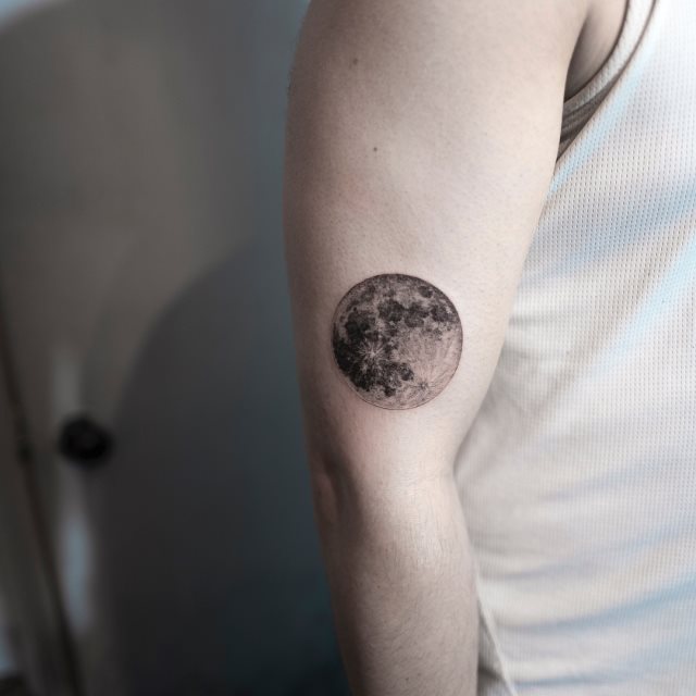 tattoo femenino de la luna 07