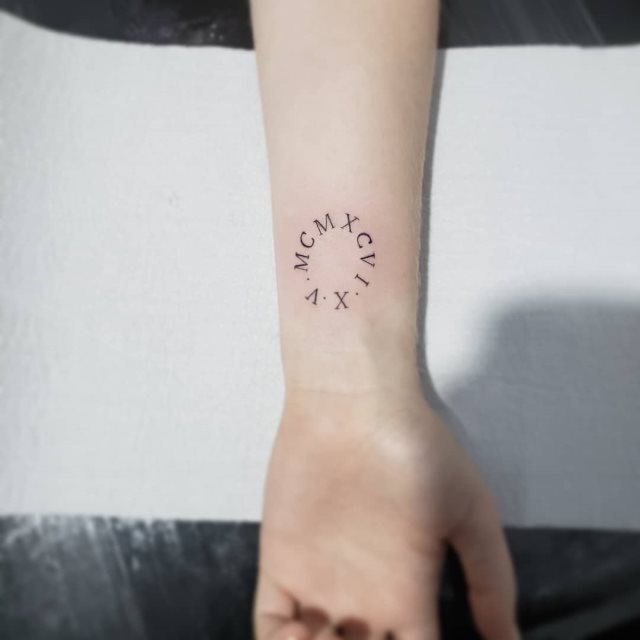 tattoo femenino de numeros romanos 47