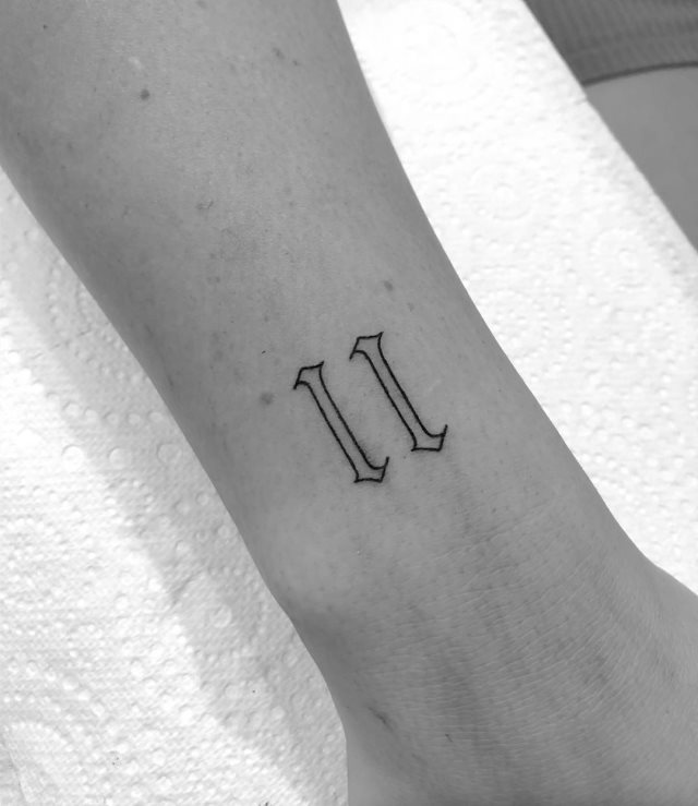 tattoo femenino de numeros romanos 66