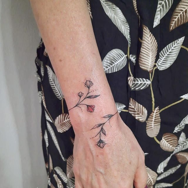 tattoo femenino en la muneca 21