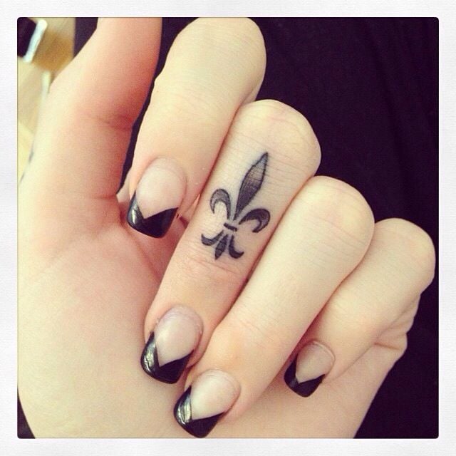 tattoo femenino en un dedo 09