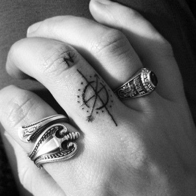 tattoo femenino en un dedo 12