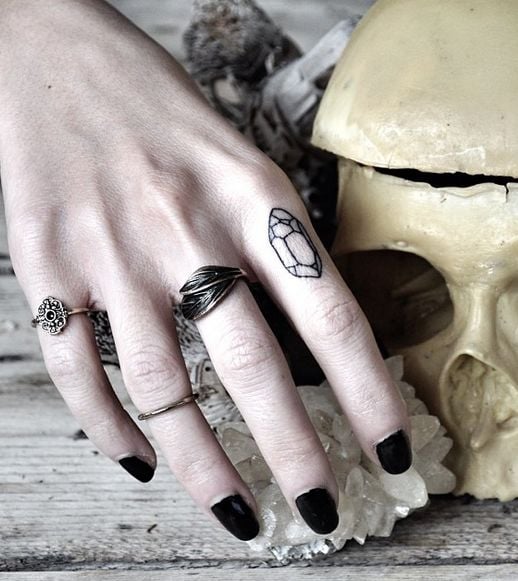 tattoo femenino en un dedo 15