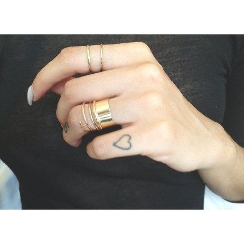 tattoo femenino en un dedo 25