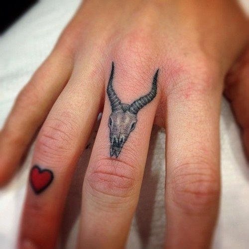 tattoo femenino en un dedo 28