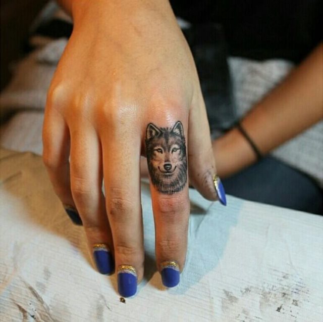 tattoo femenino en un dedo 30