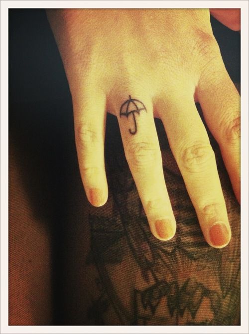 tattoo femenino en un dedo 35